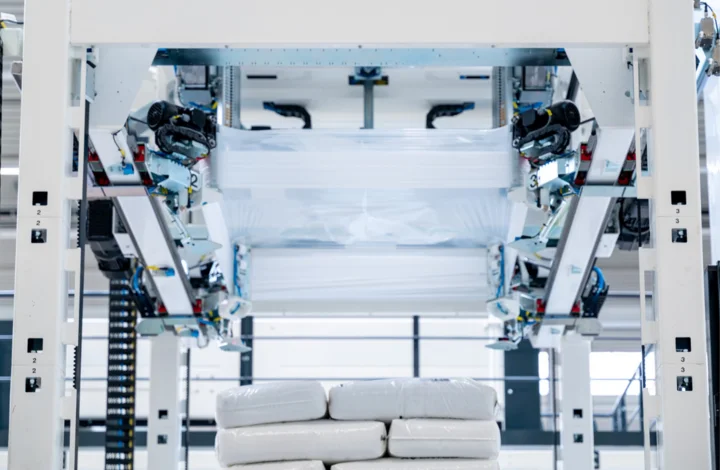 Stretch hood machines