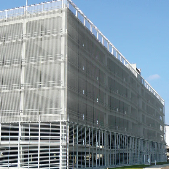 Fassadenverkleidung eines Parkhauses mit dem HAVER Architekturgewebe DOGLA-TRIO.