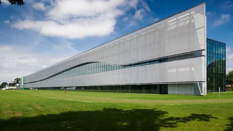 Une façade en toile métallique comme protection solaire